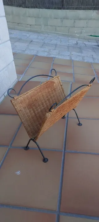 Revistero de mimbre y metal
