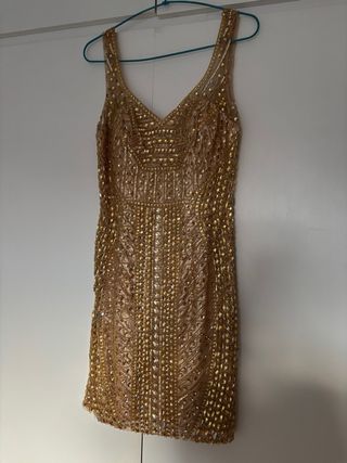 Vestido de fiesta dorado con pedrería