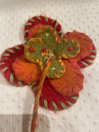 Broche flor fieltro y lana grande