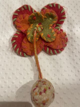 Broche flor fieltro y lana grande