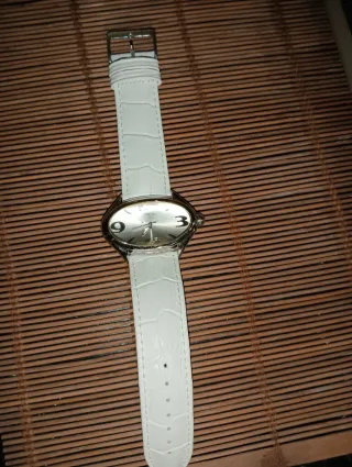Reloj Guess Blanco y Plateado
