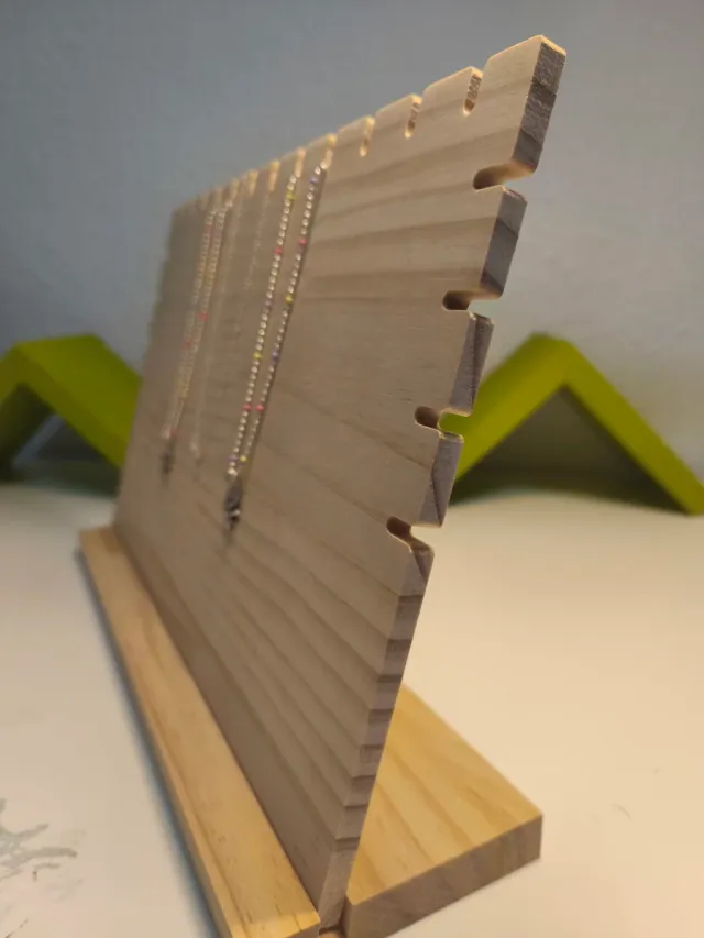 expositor de collares de madera