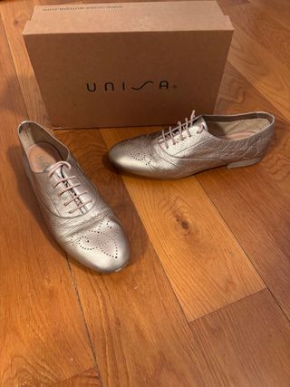 Zapatos Unisa cordones dorados talla 41