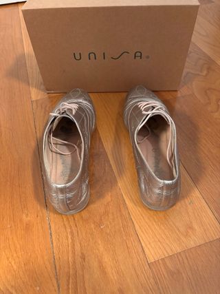 Zapatos Unisa cordones dorados talla 41