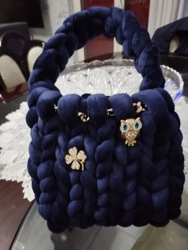 Borsa blu fatta a mano con ciondoli