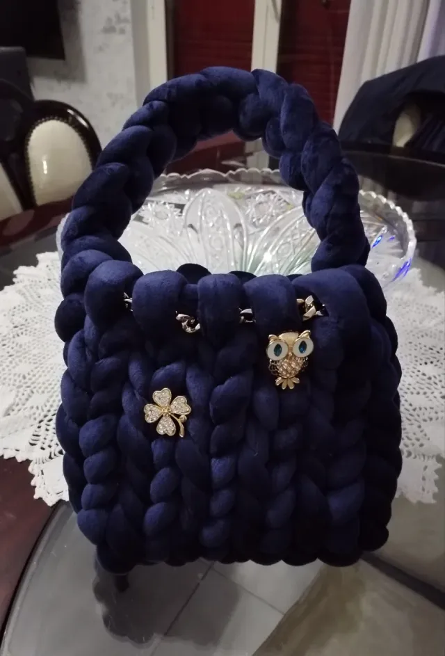 Borsa blu fatta a mano con ciondoli