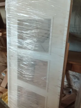 Puertas blancas nuevas con marco