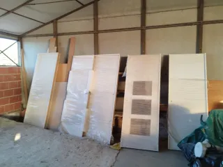 Puertas blancas nuevas con marco