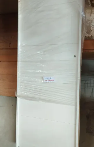 Puertas blancas nuevas con marco