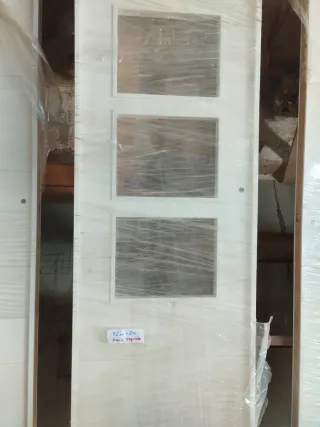 Puertas blancas nuevas con marco