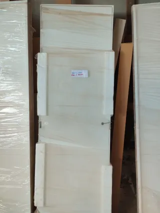 Puertas blancas nuevas con marco