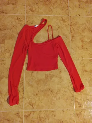 Camiseta Bershka roja asimétrica
