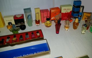 Confezione grande e variegata di mini profumi Vint.age (Leed)