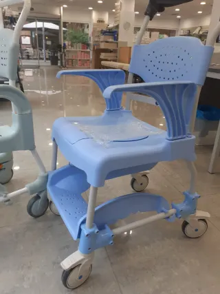 Silla de baño azul de plástico