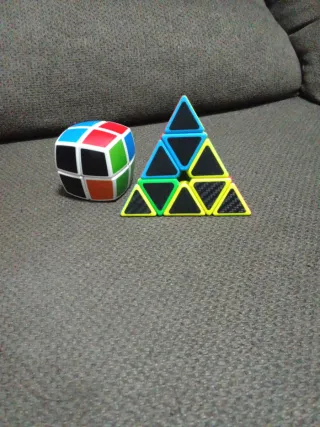 Cubo de Rubik y Pirámide de Colores