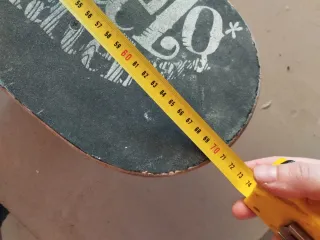 Monopatín verde con dibujo de monstruo. 70x20cm 