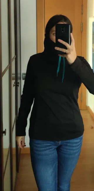 Polar negra con cordones turquesa