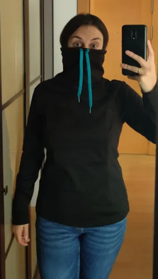 Polar negra con cordones turquesa