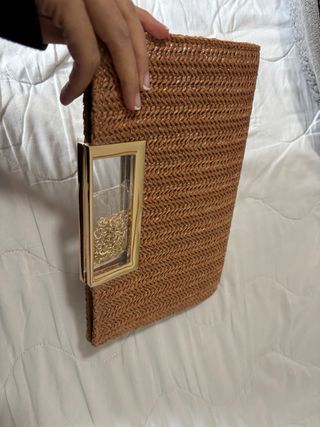 Bolso de mano de rafia marrón y dorado