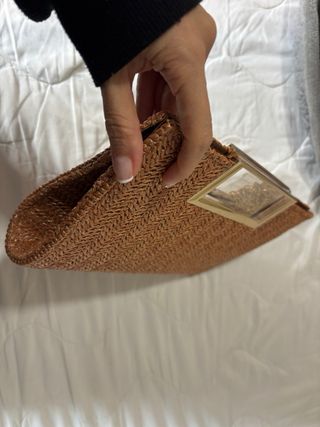 Bolso de mano de rafia marrón y dorado