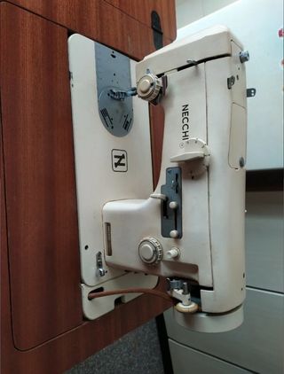 Macchina da cucire Necchi con mobile