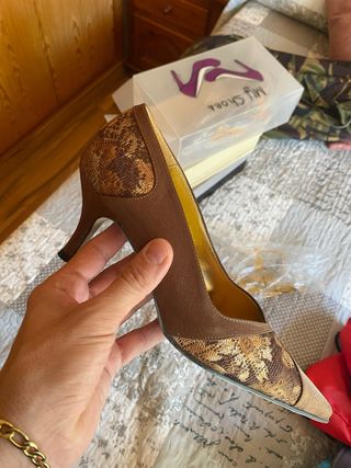 Zapatos de tacón marrones y dorados
