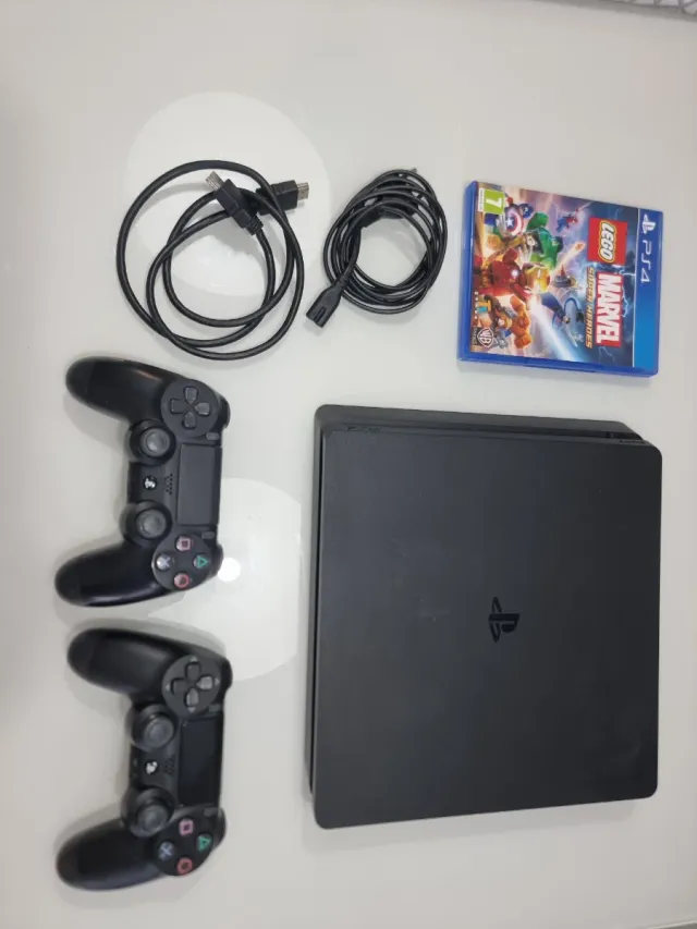 PS4 + 2 mandos + base + juego