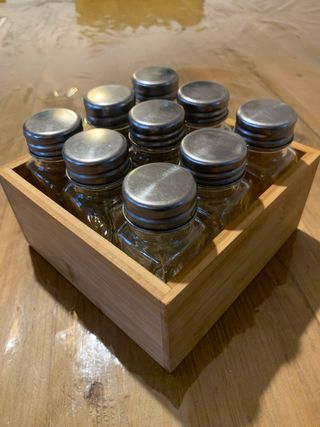 Conjunto de 12 frascos de vidrio para especias.