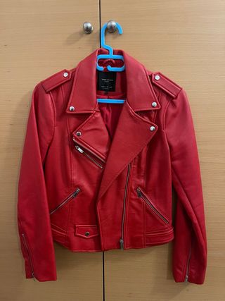 Cazadora efecto piel roja Zara