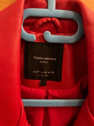 Cazadora efecto piel roja Zara