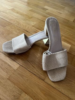 Zapatos tacón beige talla 39