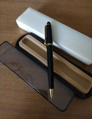 Penna elegante nera con dettagli oro
