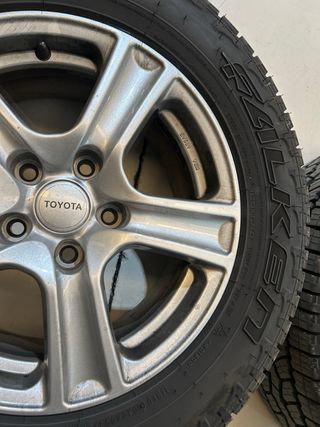 Juego 4 Llantas Toyota con Neumáticos