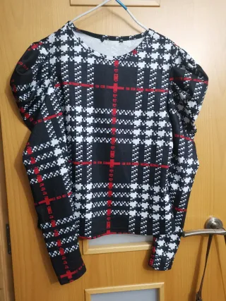 Blusa estampada cuadros blanco, negro y rojo