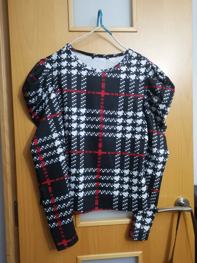 Blusa estampada cuadros blanco, negro y rojo