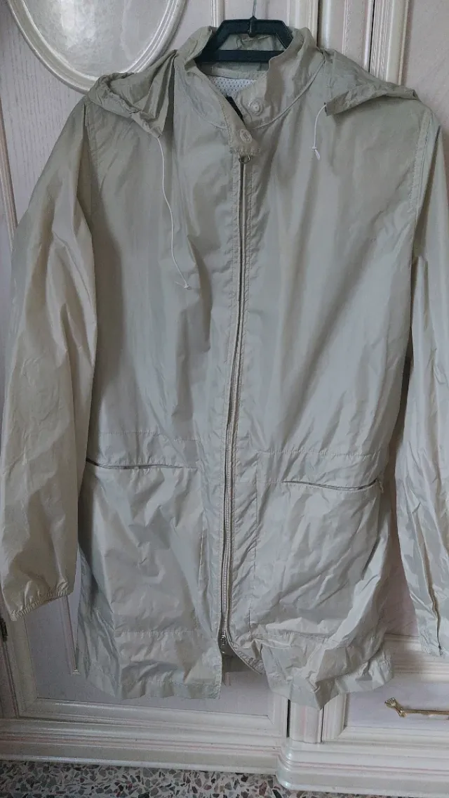 Giacchetto impermeabile beige con cappuccio