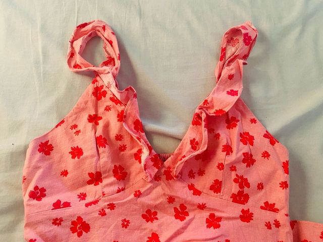 Vestido rosa con flores rojas