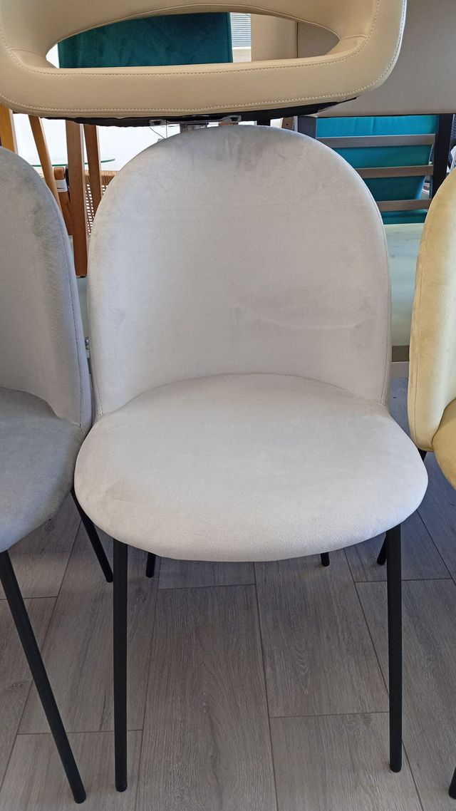 Silla tapizada gris patas negras