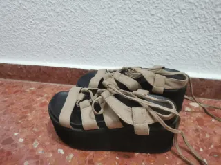 Sandalias Romanas Beige y Negras Bosanova