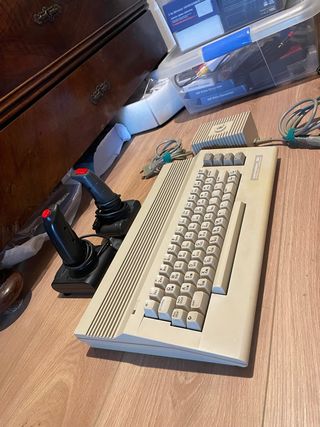 Commodore 64 Beige con Joysticks