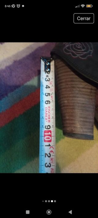 Botines negros con bordado multicolor