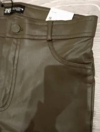 Pantalón polipiel Zara verde militar