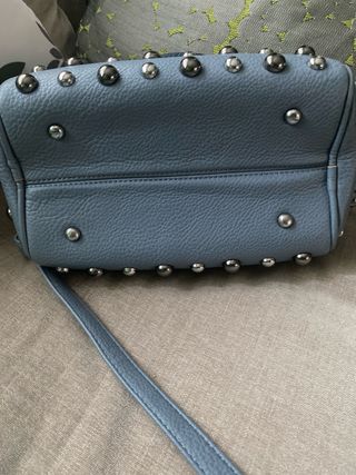 Bolso azul con tachuelas plateadas