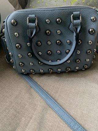 Bolso azul con tachuelas plateadas