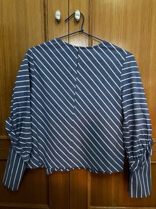 Blusa Bershka rayas azules y blancas manga larga