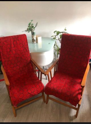 Mecedora madera y tela roja (2 unidades)