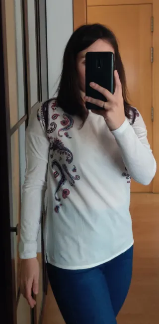 Camiseta blanca manga larga con estampado