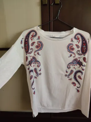 Camiseta blanca manga larga con estampado
