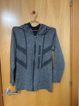 Chaqueta deportiva gris con capucha