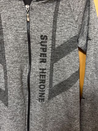 Chaqueta deportiva gris con capucha